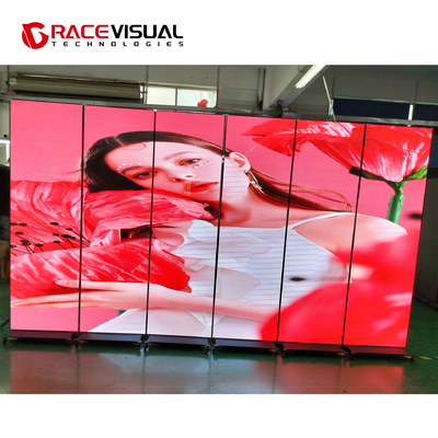 Affiche LED intérieure de la série IP de 640 mm x 1920 mm avec base de roue, utilisée individuellement ou en cascade